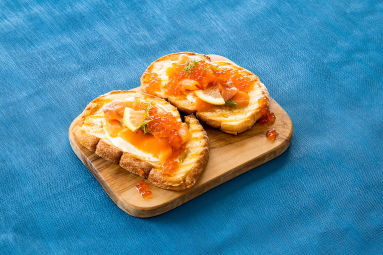 レシピ「サーモンとイクラのオープンサンド」の写真2