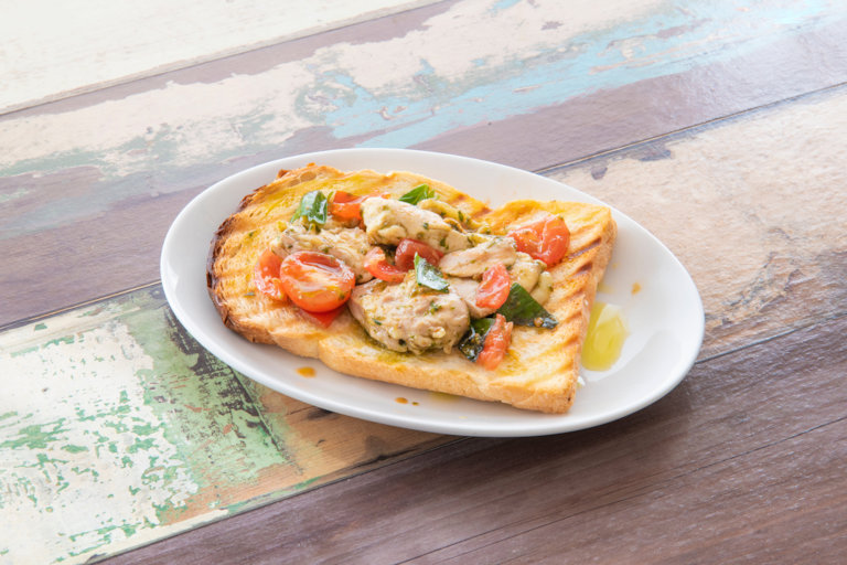 レシピ「スチームトマトバジルチキンオープンサンド」の写真2